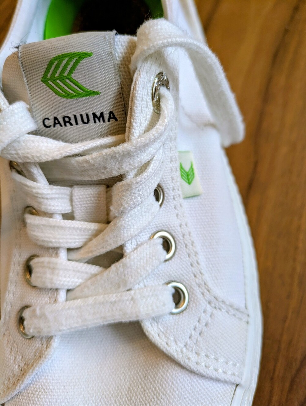 Cariuma OCA Low Off White Canvas Sneaker Size 7 Women, 5.5 Men With Organic Cork